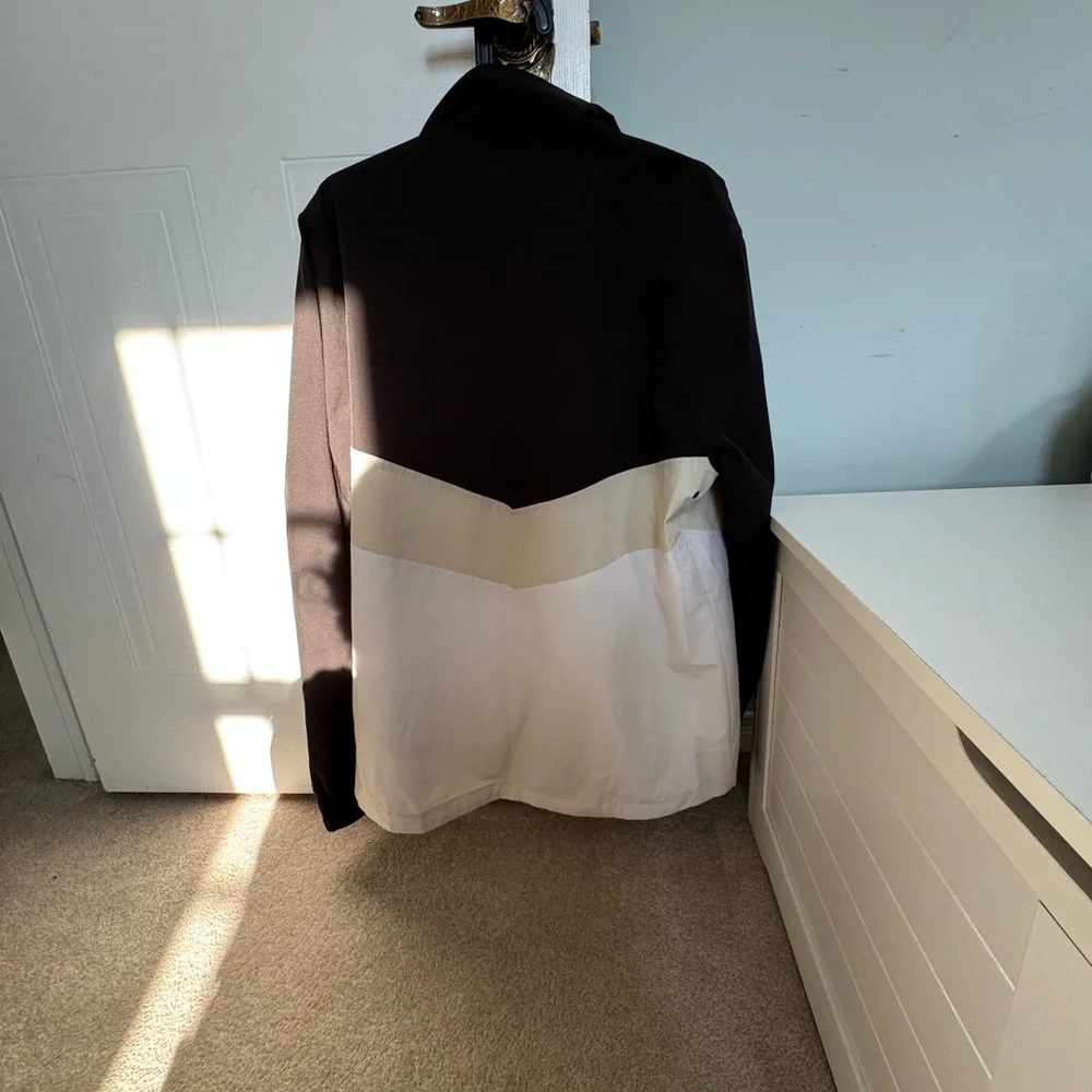 Hollister Men's Black and Cream Windbreaker - Picture 2 of 4